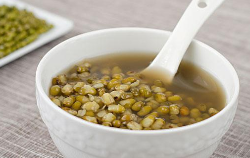 夏天喝綠豆湯不能吃什么 喝綠豆湯不能吃藥2018 夏天喝綠豆湯不能吃什么 喝綠豆湯不能吃藥2018