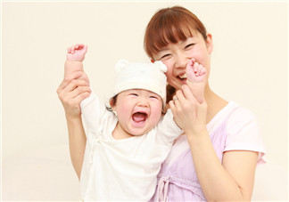 寶寶在空調(diào)房里怎么穿 依習(xí)慣和活動(dòng)環(huán)境決定是否穿襪子