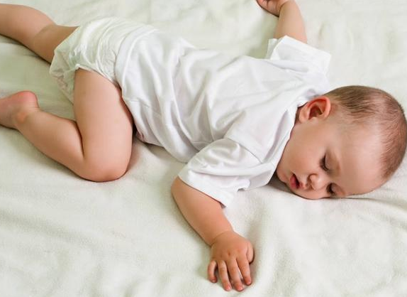 寶寶夏天睡覺(jué)可以開(kāi)空調(diào)嗎 夏天寶寶晚上睡覺(jué)時(shí)穿什么2018