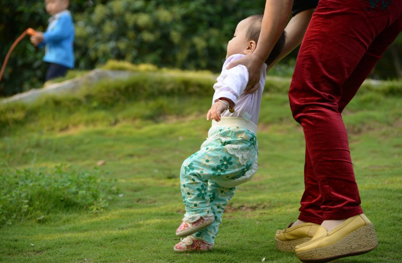 寶寶不會走路怎么買鞋子 寶寶不同階段如何選鞋 寶寶不會走路怎么買鞋子 寶寶不同階段如何選鞋