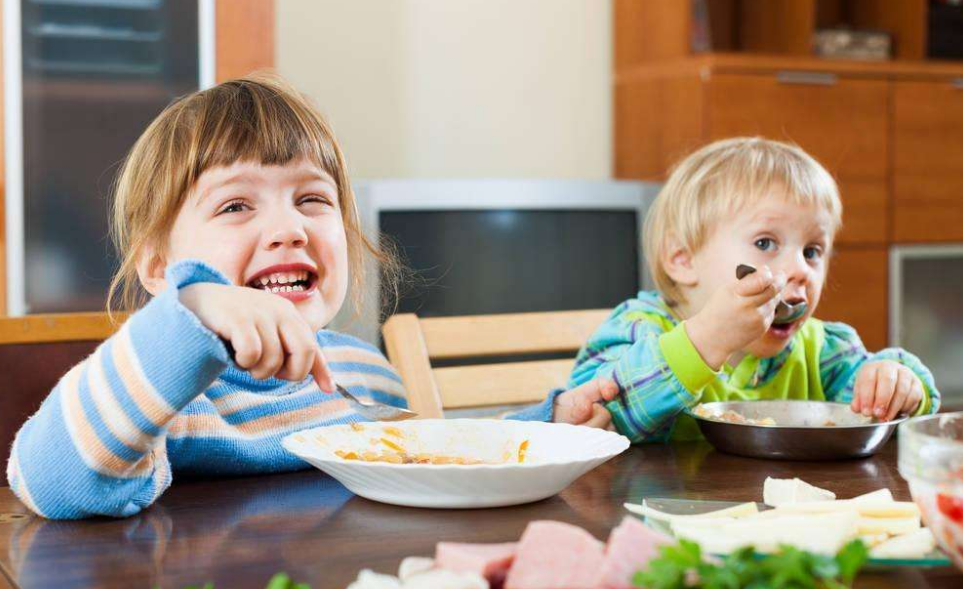 孩子喂飯的時候喜歡跑怎么辦 怎么正確給孩子喂飯2018 孩子喂飯的時候喜歡跑怎么辦 怎么正確給孩子喂飯2018