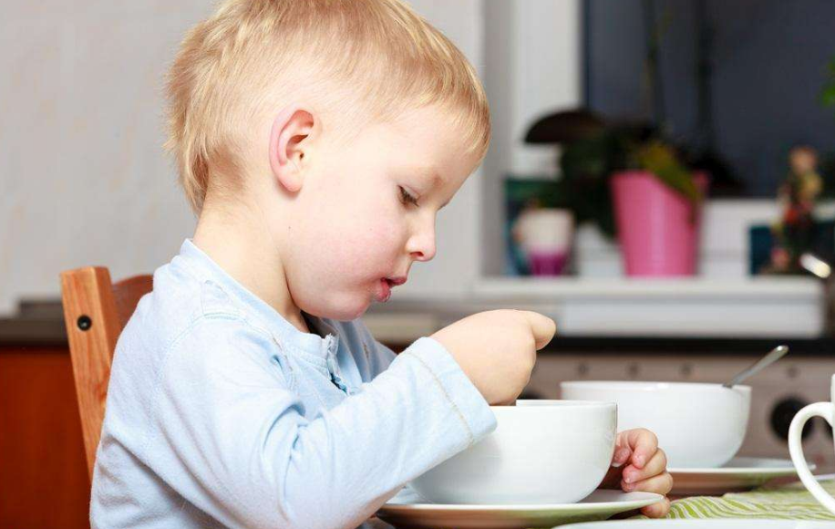 孩子喂飯的時候喜歡跑怎么辦 怎么正確給孩子喂飯2018 孩子喂飯的時候喜歡跑怎么辦 怎么正確給孩子喂飯2018