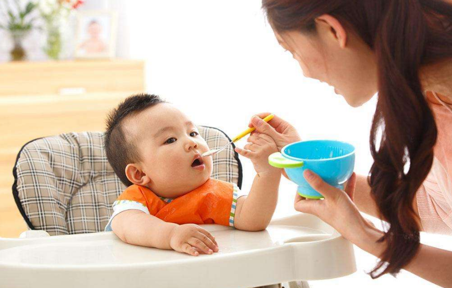孩子喂飯的時候喜歡跑怎么辦 怎么正確給孩子喂飯2018 孩子喂飯的時候喜歡跑怎么辦 怎么正確給孩子喂飯2018