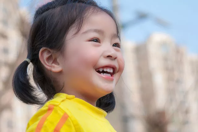 孩子學說話的時候喜歡學舌怎么辦 怎么避免孩子跟著說話