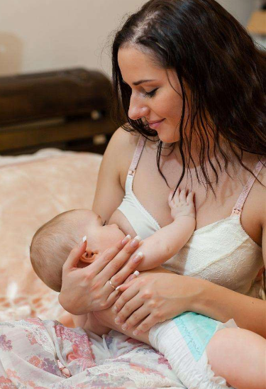 母乳媽媽喂奶得蕁麻疹怎么辦 母乳嗎嗎怎么改善蕁麻疹