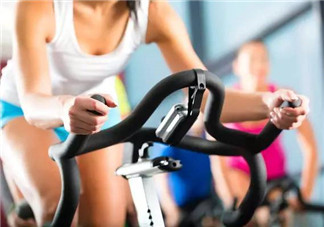 動感單車初學者怎么熱身 動感單車初學者坐著騎還是站著騎好