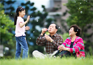 老人太慣孩子怎么辦 父母把握育兒主導(dǎo)權(quán)老人輔助