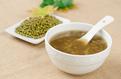 寶寶可以喝綠豆湯嗎 寶寶喝綠豆湯要注意什么 寶寶可以喝綠豆湯嗎 寶寶喝綠豆湯要注意什么