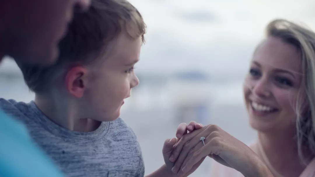 在孩子面前親吻好不好 當著孩子面秀恩愛有什么影響