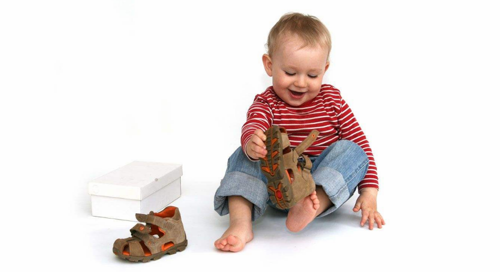 三歲左右的孩子穿什么鞋子好 三歲寶寶運動鞋買什么牌子好 三歲左右的孩子穿什么鞋子好 三歲寶寶運動鞋買什么牌子好