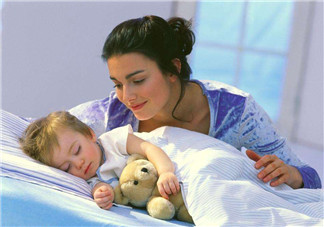 小嬰兒應該和父母一個床嗎 游戲床當嬰兒床好不好