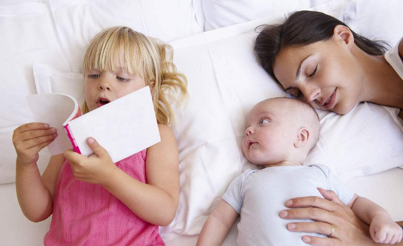 小嬰兒應該和父母一個床嗎 游戲床當嬰兒床好不好