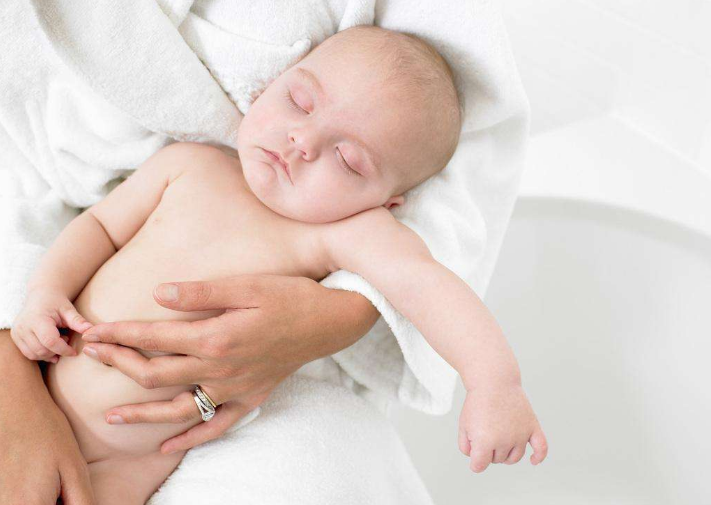 小嬰兒應該和父母一個床嗎 游戲床當嬰兒床好不好