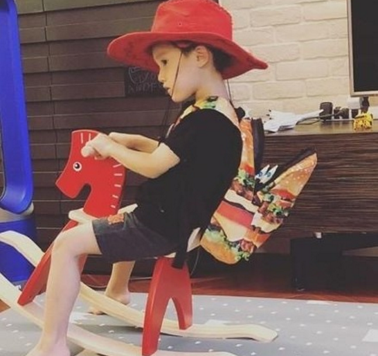 梁靜茹兒子近照長什么樣 梁靜茹兒子怎么這么帥 梁靜茹兒子近照長什么樣 梁靜茹兒子怎么這么帥