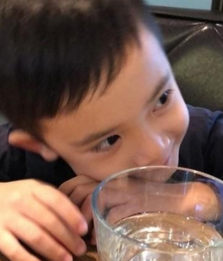 梁靜茹兒子近照長什么樣 梁靜茹兒子怎么這么帥 梁靜茹兒子近照長什么樣 梁靜茹兒子怎么這么帥