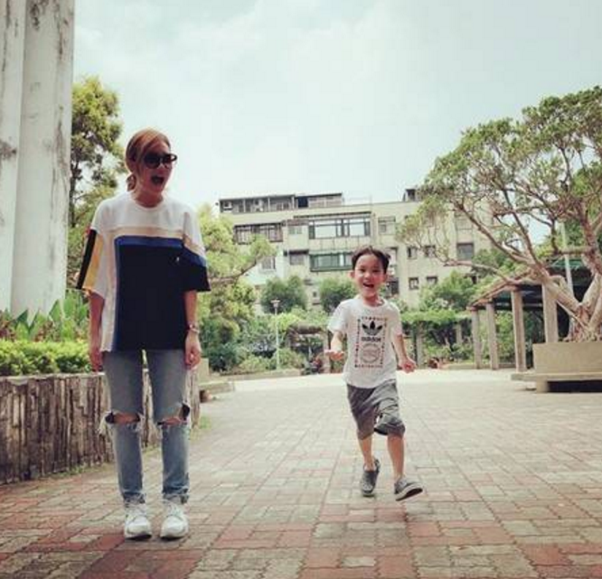 梁靜茹兒子近照長什么樣 梁靜茹兒子怎么這么帥 梁靜茹兒子近照長什么樣 梁靜茹兒子怎么這么帥