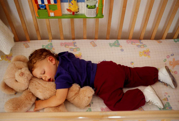 挑選嬰兒床如何保障安全 怎么給寶寶選購一張好的嬰兒床