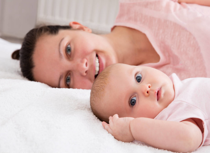 夏季寶寶出生后多久可以抱出門 夏天帶寶寶外出要注意什么2018 夏季寶寶出生后多久可以抱出門 夏天帶寶寶外出要注意什么2018