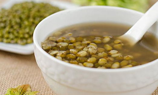 寶寶多大可以喝綠豆湯 6個月以內寶寶不適宜喝綠豆湯 寶寶多大可以喝綠豆湯 6個月以內寶寶不適宜喝綠豆湯