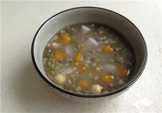 寶寶多大可以喝綠豆湯 6個月以內寶寶不適宜喝綠豆湯 寶寶多大可以喝綠豆湯 6個月以內寶寶不適宜喝綠豆湯