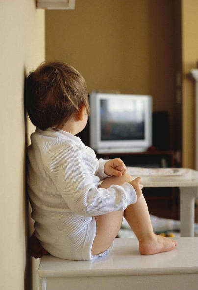 孩子特別愛看電視怎么辦 如何正確的約束孩子看電視