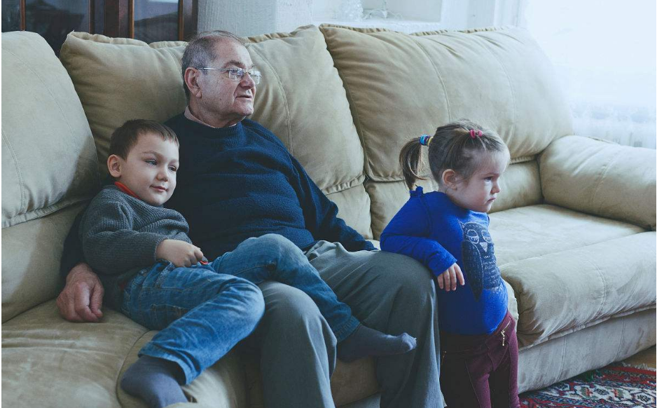 孩子特別愛看電視怎么辦 如何正確的約束孩子看電視