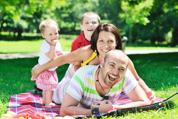 夏天寶寶坐滑滑梯需要注意什么 天熱孩子怎么到公園玩耍
