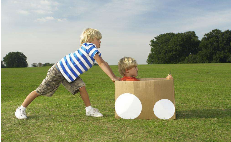 夏天寶寶坐滑滑梯需要注意什么 天熱孩子怎么到公園玩耍