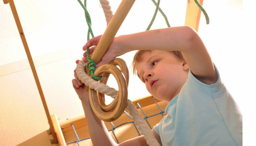 夏天寶寶坐滑滑梯需要注意什么 天熱孩子怎么到公園玩耍