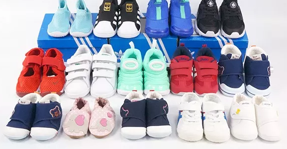 給寶寶買學步鞋鞋底多厚最好 寶寶學步鞋選擇看哪幾點 給寶寶買學步鞋鞋底多厚最好 寶寶學步鞋選擇看哪幾點