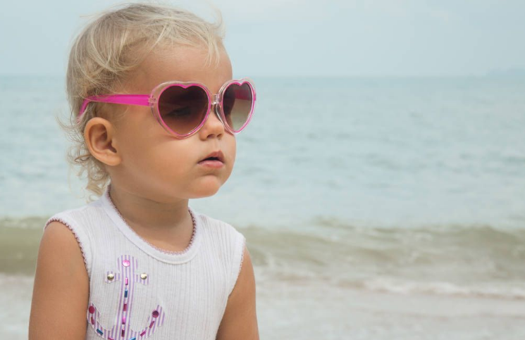 如何挑選幼兒防曬太陽眼鏡 寶寶什么時候戴太陽眼鏡好