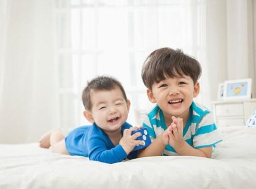 二孩家庭孩子怎么教育 9歲女孩與妹妹爭寵退化成嬰兒
