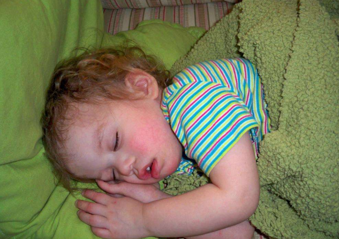 寶寶被蚊子咬了可以冰敷嗎 被蚊子咬后擦藥膏好還是貼創(chuàng)口貼