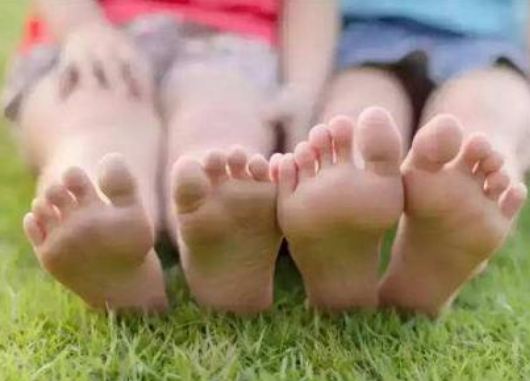 夏天寶寶光腳有哪些好處 光腳寶寶更聰明真的嗎