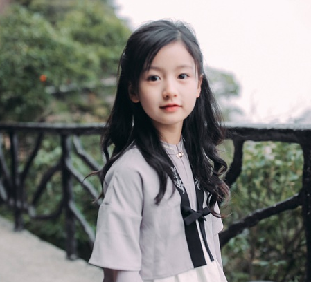 裴佳欣演靜學(xué)姐小時(shí)候的演員嗎 新版流星花園小滕唐靜是裴佳欣嗎