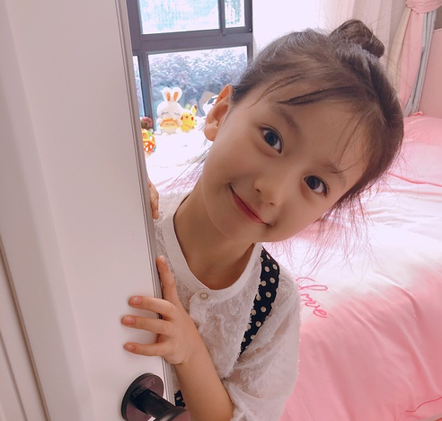 裴佳欣演靜學(xué)姐小時(shí)候的演員嗎 新版流星花園小滕唐靜是裴佳欣嗎