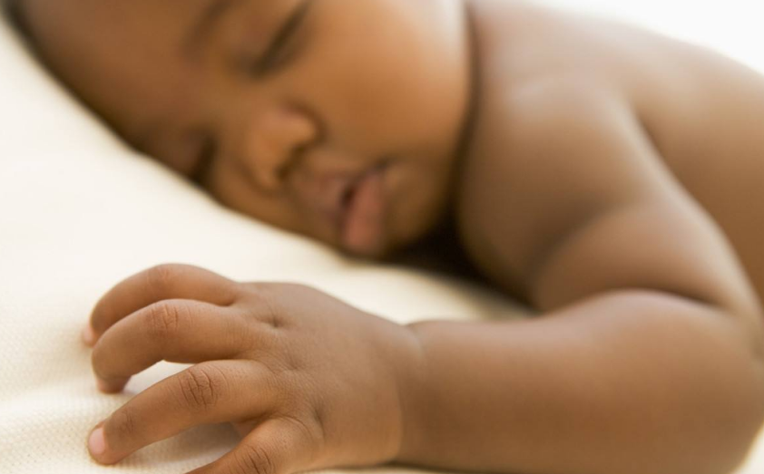 孩子喂完奶不睡是不是沒喂飽 孩子喂完奶不睡可以用奶瓶安撫嗎