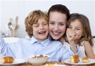 分享孩子吃飯視頻搞笑的心情說說 寶寶吃飯時的喜悅幽默句子短語 分享孩子吃飯視頻搞笑的心情說說 寶寶吃飯時的喜悅幽默句子短語