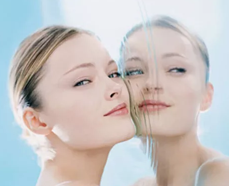 天天吹空調(diào)皮膚干怎么辦 不要過度的使用油分高的護膚品 天天吹空調(diào)皮膚干怎么辦 不要過度的使用油分高的護膚品