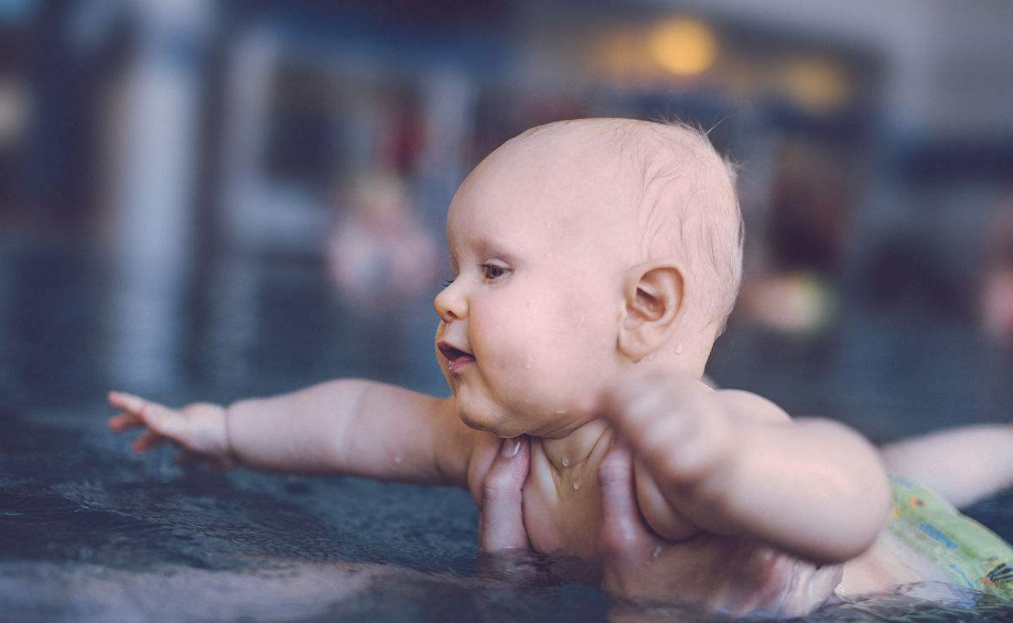 陪孩子游泳曬照的心情說(shuō)說(shuō) 和孩子游泳發(fā)照片的句子短語(yǔ) 陪孩子游泳曬照的心情說(shuō)說(shuō) 和孩子游泳發(fā)照片的句子短語(yǔ)