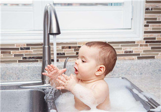 0到3歲的寶寶為什么要經(jīng)常游泳 如何帶寶寶游泳