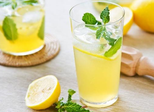 喝檸檬水牙齒會變黃嗎 喝完檸檬水后不宜立即刷牙