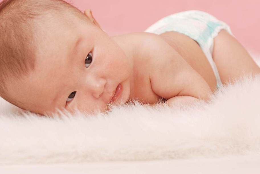 穿紙尿褲會導致寶寶O型腿嗎 經(jīng)常給孩子穿紙尿褲好不好