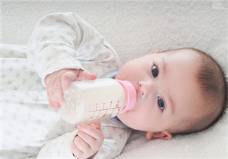 寶寶腹瀉時應如何正確喂養 嬰兒腹瀉過程中需要停掉奶粉嗎 寶寶腹瀉時應如何正確喂養 嬰兒腹瀉過程中需要停掉奶粉嗎