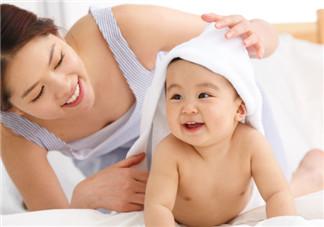 寶寶腹瀉時應如何正確喂養 嬰兒腹瀉過程中需要停掉奶粉嗎