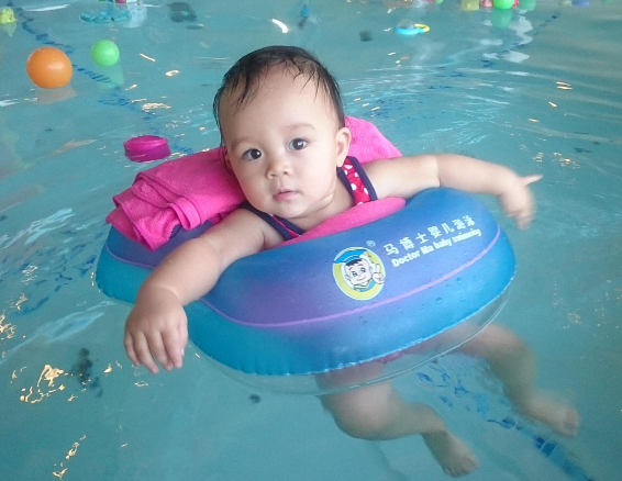 嬰兒游泳一次能游多久 嬰兒游泳的注意事項2018