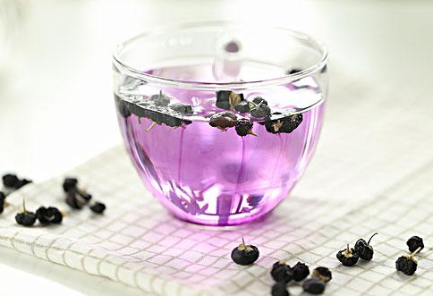 女人喝黑枸杞泡水好不好 黑枸杞泡水的最佳搭配是什么