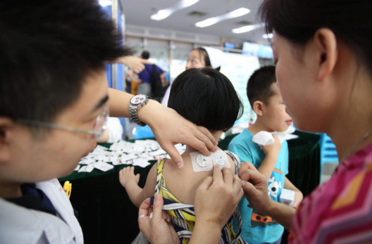 寶寶體質與哪些因素有關系 夏季孩子可以貼三伏貼針灸嗎 寶寶體質與哪些因素有關系 夏季孩子可以貼三伏貼針灸嗎