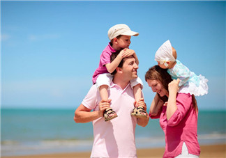 夏季寶寶睡覺和發(fā)燒怎么穿衣 孩子容易流汗穿衣需要注意什么