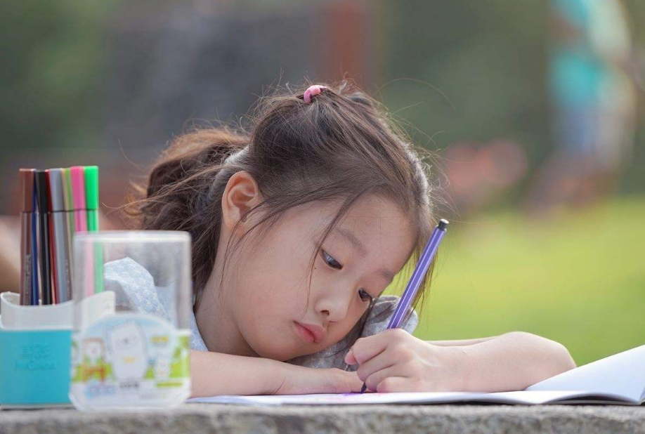 孩子一歲半還不會說話是自閉嗎 孩子自閉癥會有什么表現2018